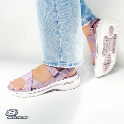 Sandálias Skechers lilás com tiras ajustáveis e sola branca, em fundo branco.