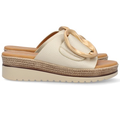 Sandálias tipo chinelos com salto plataforma e fivela dourada