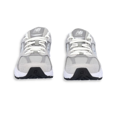 Sapatilhas desportivas New Balance cinzentas e brancas vista frontal.