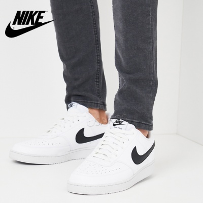 Ténis Nike brancos com swoosh preto