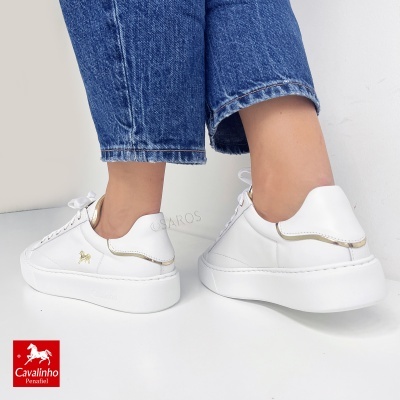 Ténis brancos Cavalinho com detalhes dourados e sola espessa