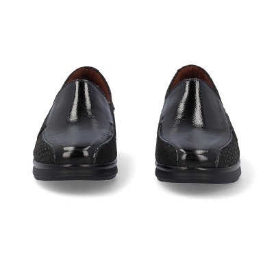 Sapatos pretos de senhora em couro e camurça vistos de frente
