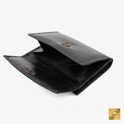 Carteira preta aberta em fundo branco