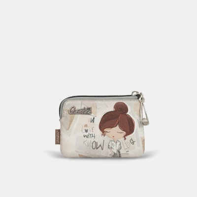 Carteira pequena bege com ilustração de rapariga e texto LOVE WITH KNOWLEDGE