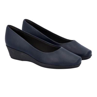 Par de sapatos de cunha azuis escuros em fundo branco