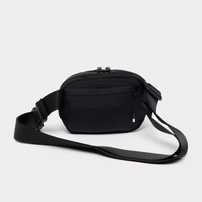 Bolsa pochete preta com fecho e alça ajustável