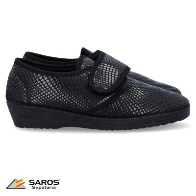 Sapatos pretos com padrão texturizado, sola grossa e fecho de velcro