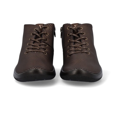 Sapatos castanhos escuros com padrão geométrico e atacadores.