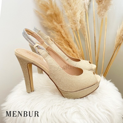 Sapatos de salto alto bege com tira traseira prateada e brilho