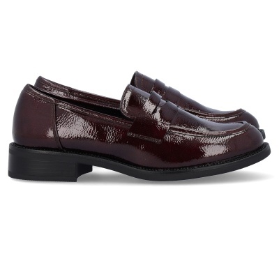 Sapatos mocassim castanho escuro em verniz com sola preta