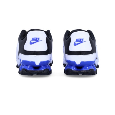 Ténis Nike brancos, pretos e azuis vistos de trás