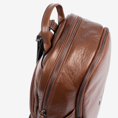 Mochila castanha de material que imita pele com fechos metálicos