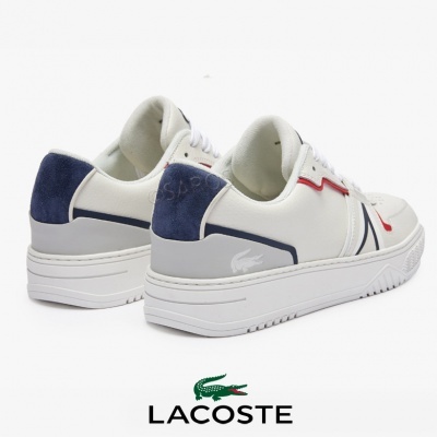 Sapatilhas brancas com detalhes azuis e vermelhos e logo Lacoste