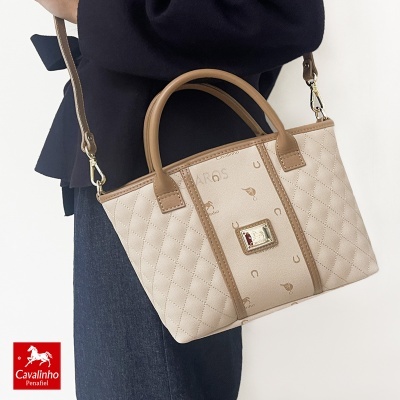 Mala de mão bege acolchoada com detalhes castanhos e placa Cavalinho dourada