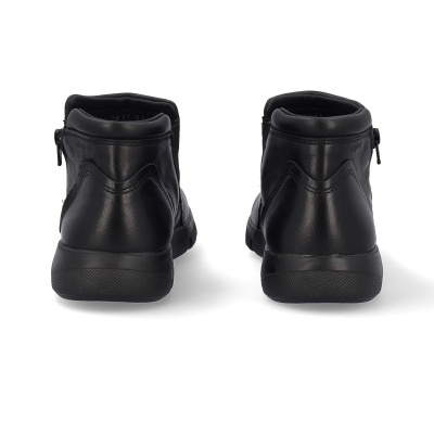 Botins pretos em pele vistos de trás