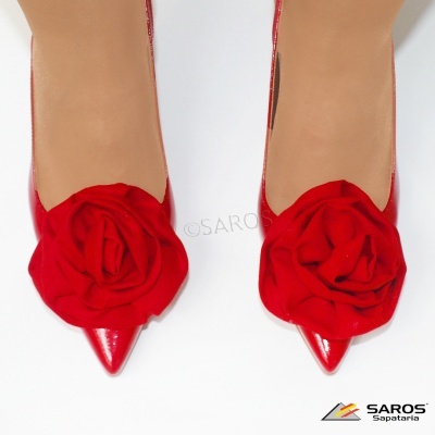 Sapatos femininos vermelhos com flor de tecido