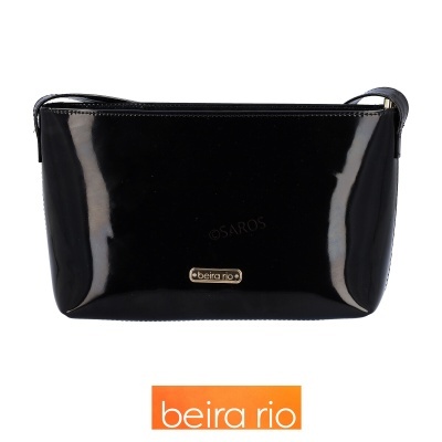 Mala preta em material brilhante com alça fina e fecho no topo