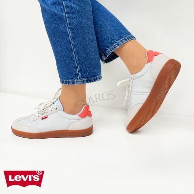 Ténis Levi's brancos com sola castanha e detalhes vermelhos