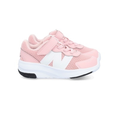 ténis infantis rosa e branco New Balance com fecho de velcro e atacadores