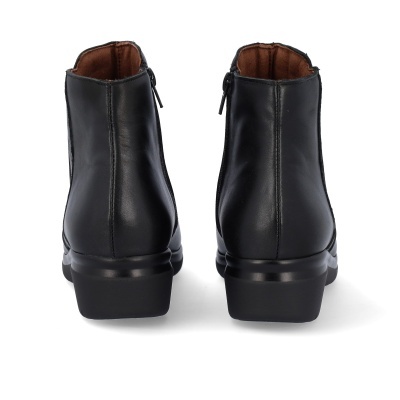 Botas de pele pretas vistas de trás