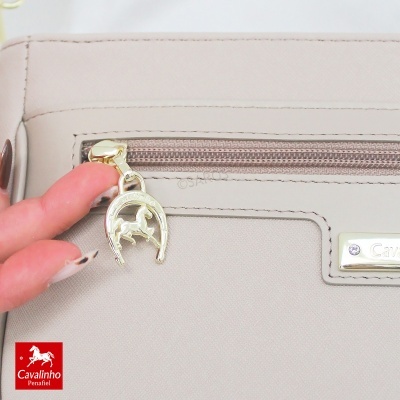 Bolsa com puxador dourado em forma de cavalo e etiqueta metálica Cavallinho Penafiel