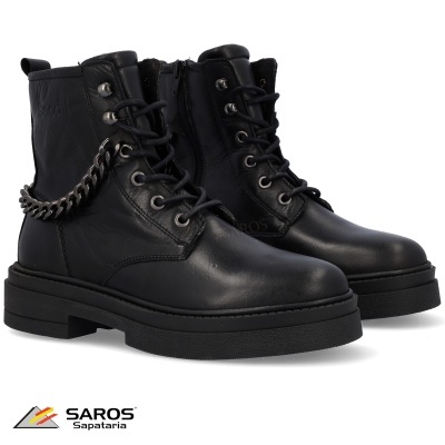 Botas pretas tipo combat com corrente metálica e sola grossa
