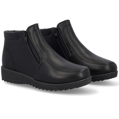 Par de botas pretas de cano curto com fecho de correr lateral