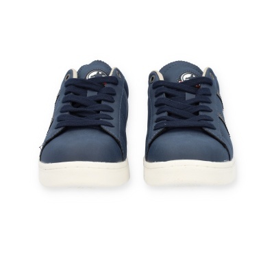 Par de sapatilhas azuis com sola branca e logo redondo na língua