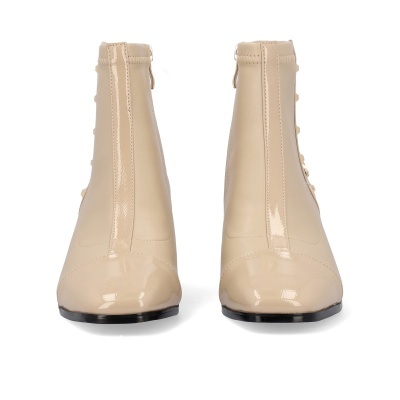 Botins de senhora em verniz bege com salto baixo e fecho nas costas