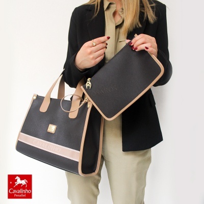 Mala e carteira pretas e bege com texto e símbolo Cavalinho