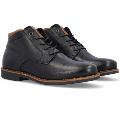 Botins masculinos de couro preto com detalhe castanho e sola preta.