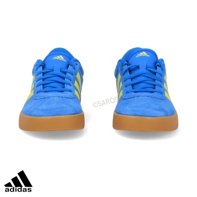 Sapatilhas adidas azuis com riscas amarelas e sola castanha