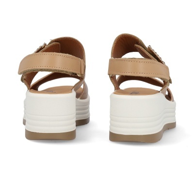 Sandálias de cunha bege com sola branca vistas por trás