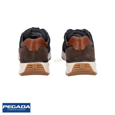 Sapatilhas masculinas pretas e castanhas vistas por trás