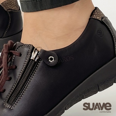 Sapato de senhora preto em pele com fecho de correr lateral e atacadores castanhos.