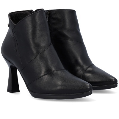 Botins femininos pretos em couro com salto alto e bico fino