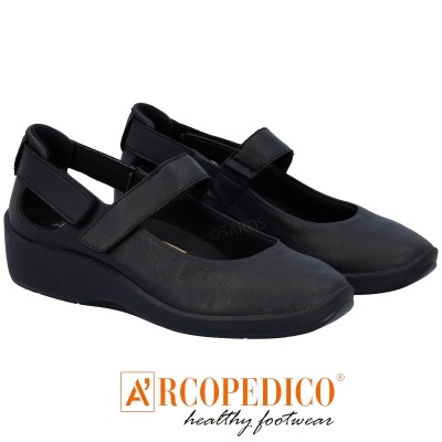 Sapatos femininos pretos Arcopedico com tira velcro e sola grossa