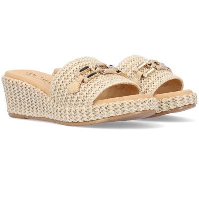 Sandálias de cunha bege trançadas com corrente dourada