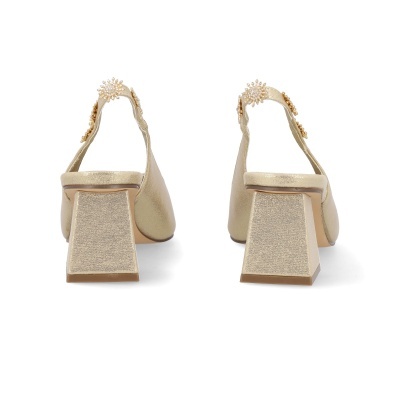 Sapatos dourados de salto alto com flores decorativas e salto largo vistos de trás