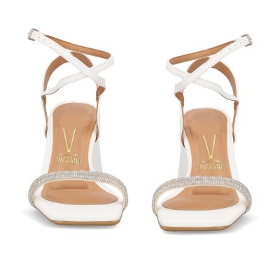 Sandálias brancas com tiras finas, strass e salto quadrado da marca VIZZANO