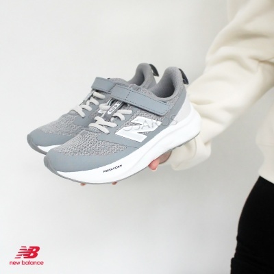 Sapatilhas New Balance cinza com velcro e sola branca FRESH FOAM