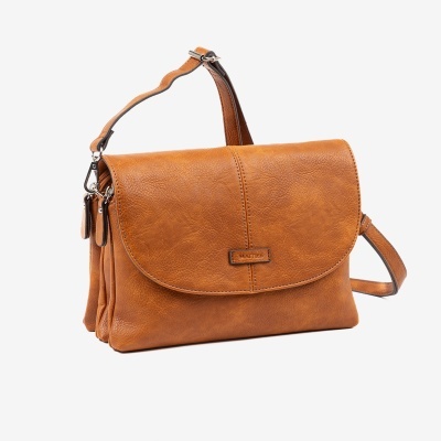 Mala tiracolo castanha em pele sintética com aba e alça ajustável