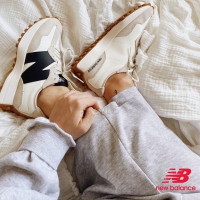 Ténis New Balance branco e bege com logótipo preto e sola castanha