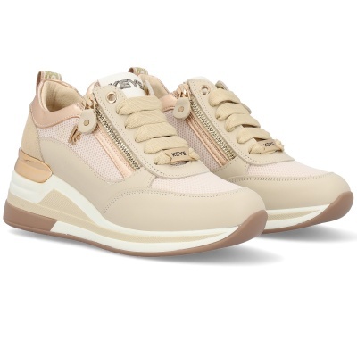 Sapatilhas bege com detalhes dourados e rosa claro, fecho de correr e atacadores largos.