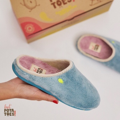 Pantufas azuis felpudas com interior rosa e etiqueta hot POTATOES