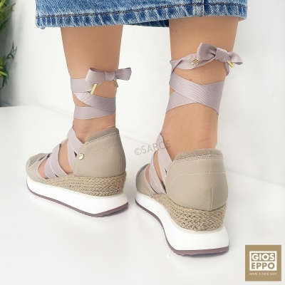 Sandálias Gioseppo bege com tiras cetim e sola branca com entressola corda