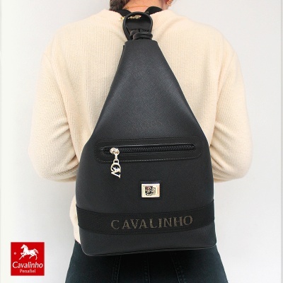 Mochila preta Cavalinho com pendente metálico CV em modelo de costas