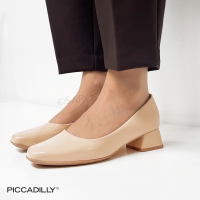 Sapatos de salto médio quadrado bege nude com acabamento brilhante