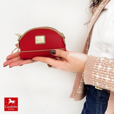 Carteira pequena vermelha com detalhes bege e fecho dourado, logótipo Cavalinho Penafiel
