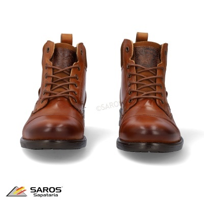Botas masculinas em pele castanha com atacadores castanhos e sola preta